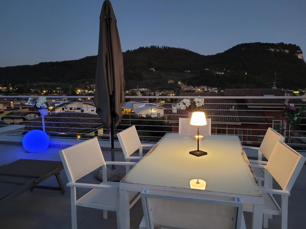 Garda View - Nuovo Appartamento Con Solarium Vista Lago Extérieur photo